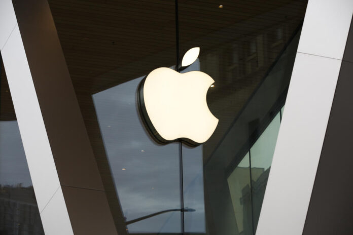 Η Apple ενδέχεται να αντιμετωπίσει πρόστιμο-μαμούθ αφού η ΕΕ είπε ότι παραβίασε τους κανόνες ανταγωνισμού
