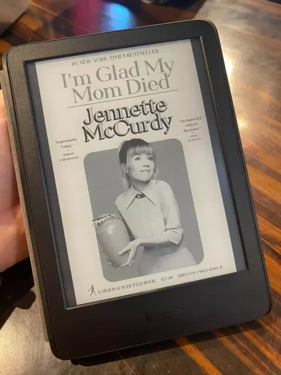 Το βιβλίο της Jennette McCurdy I'm Glad My Mom Died εμφανίζεται σε ένα Kindle