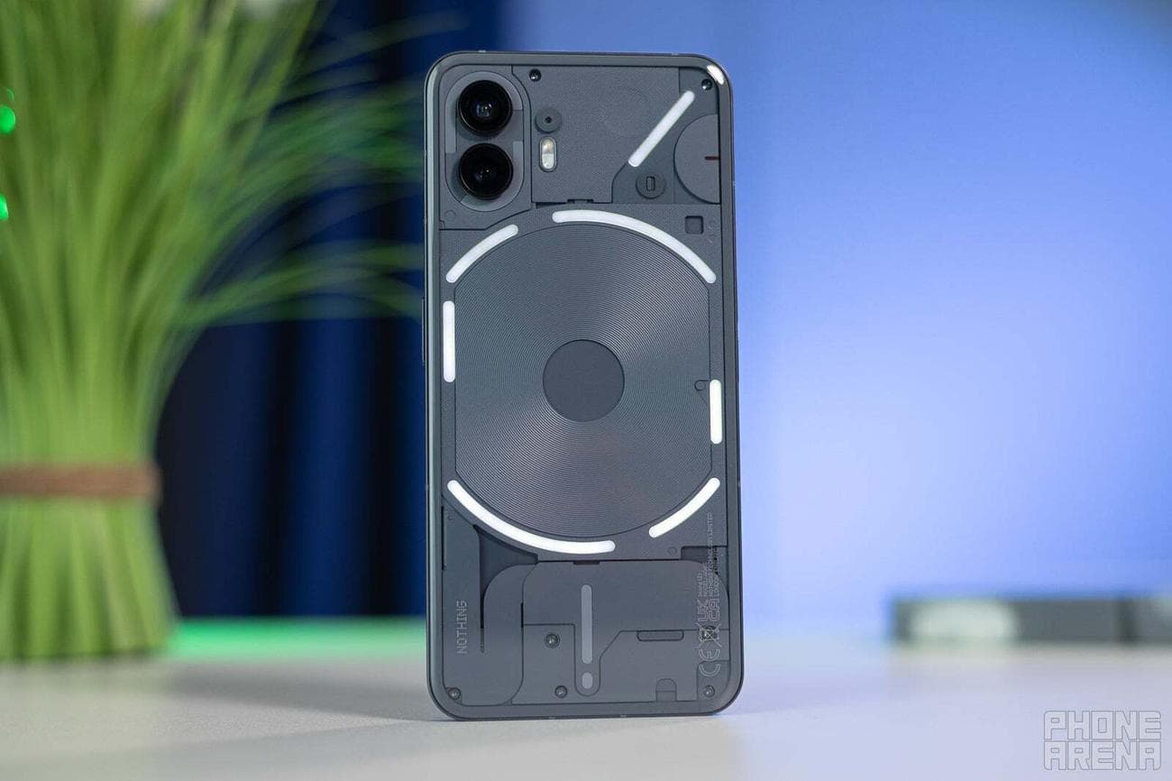 Το Nothing Phone (2) είναι εκπληκτικό!  |  Πίστωση εικόνας - PhoneArena - Αντί να επιτεθεί στην Apple, η Samsung θα πρέπει να παρατηρήσει το αρχείο καταγραφής στο μάτι της
