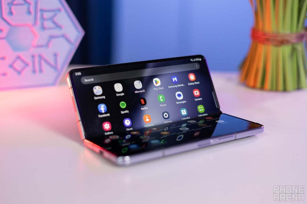 Τα πτυσσόμενα της Samsung αντιμετωπίζουν έναν σκληρό ανταγωνισμό.  |  Πίστωση εικόνας - PhoneArena - Αντί να επιτεθεί στην Apple, η Samsung θα πρέπει να παρατηρήσει το αρχείο καταγραφής στο μάτι της