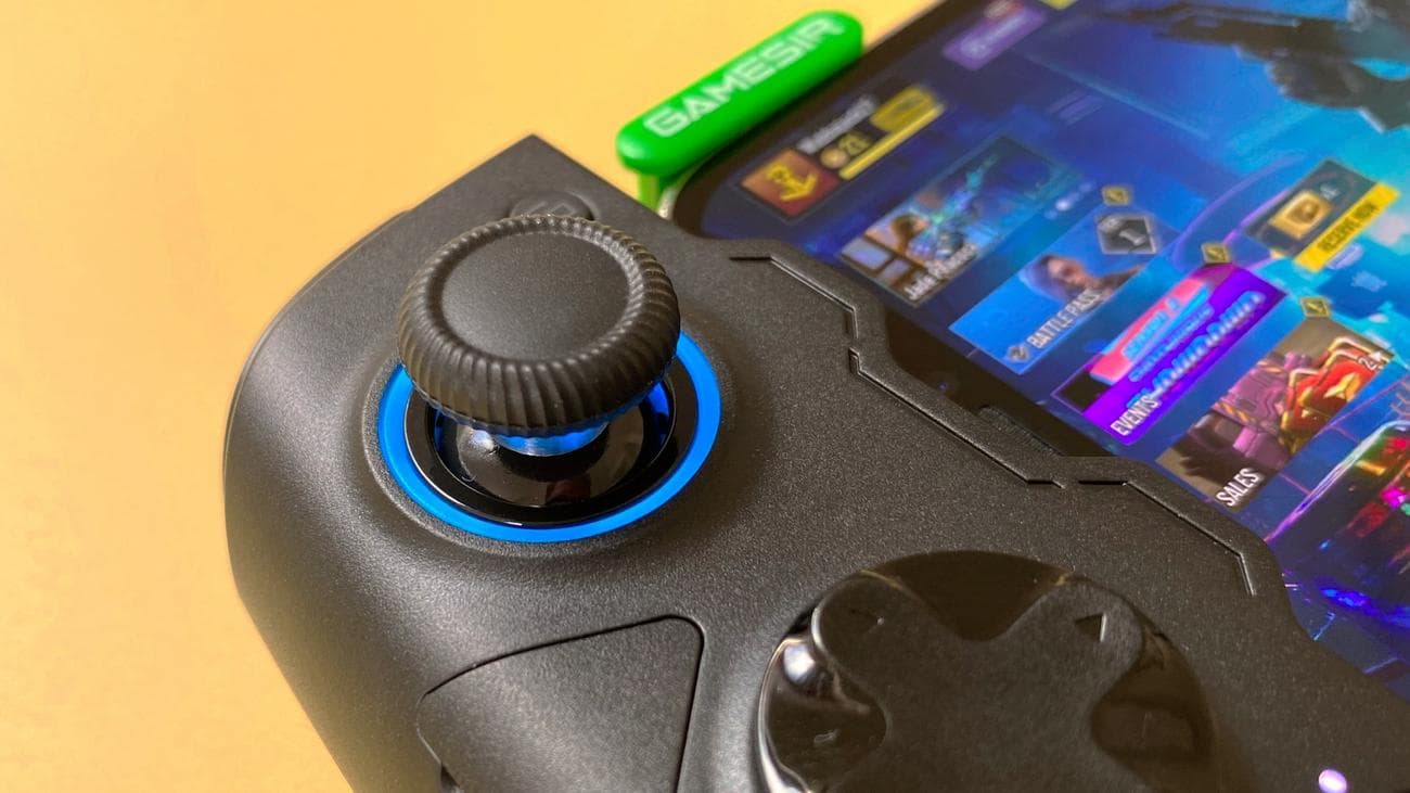 Το χειριστήριο παιχνιδιών GameSir X4 Aileron iOS σε κίτρινο φόντο.