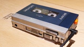 Ένα Sony Walkman TPS-L2 που κάθεται σε ένα ξύλινο τραπέζι