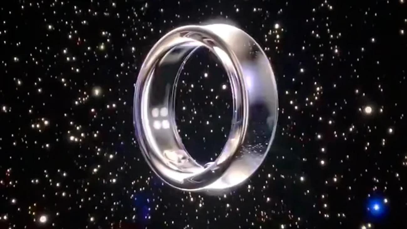 Το Samsung Galaxy Ring σε ασημί χρώμα σε φόντο του διαστήματος με αστέρια