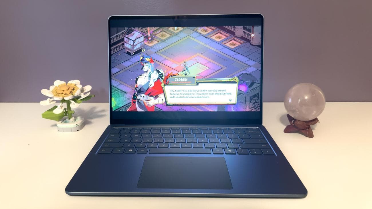 Surface Laptop 7 που παίζει το παιχνίδι Hades