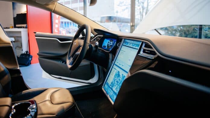 Η Tesla κατοχύρωσε με δίπλωμα ευρεσιτεχνίας την τεχνολογία αυτοκαθαρισμού για τα ρομποτικά της που δεν υπάρχουν ακόμα

