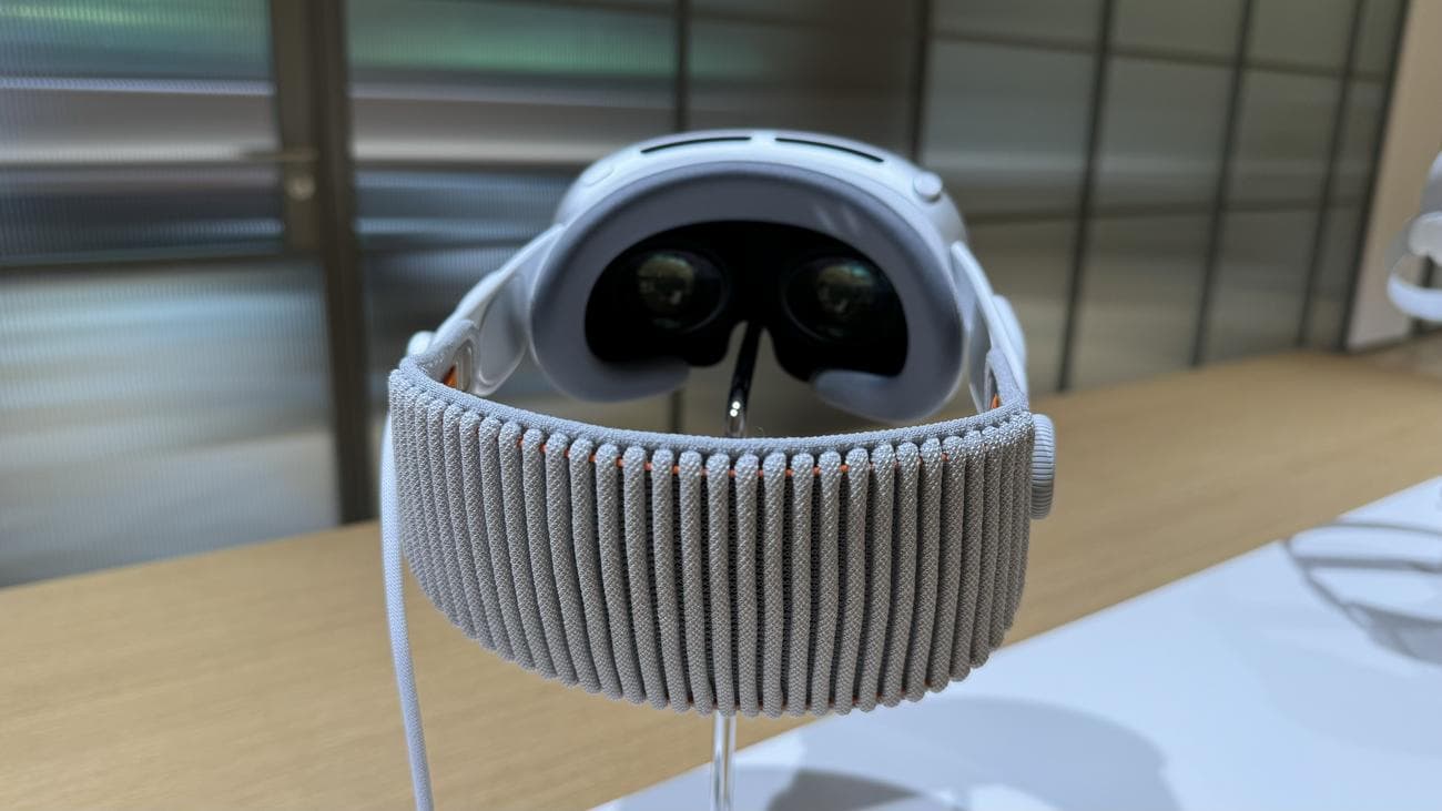 Ακουστικά Apple Vision Pro σε ξύλινο τραπέζι