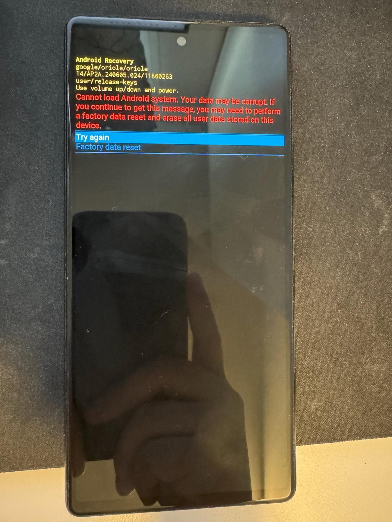 Εικόνα που δείχνει ένα πλινθωμένο Google Pixel 6 με ένα μήνυμα σφάλματος στην οθόνη.