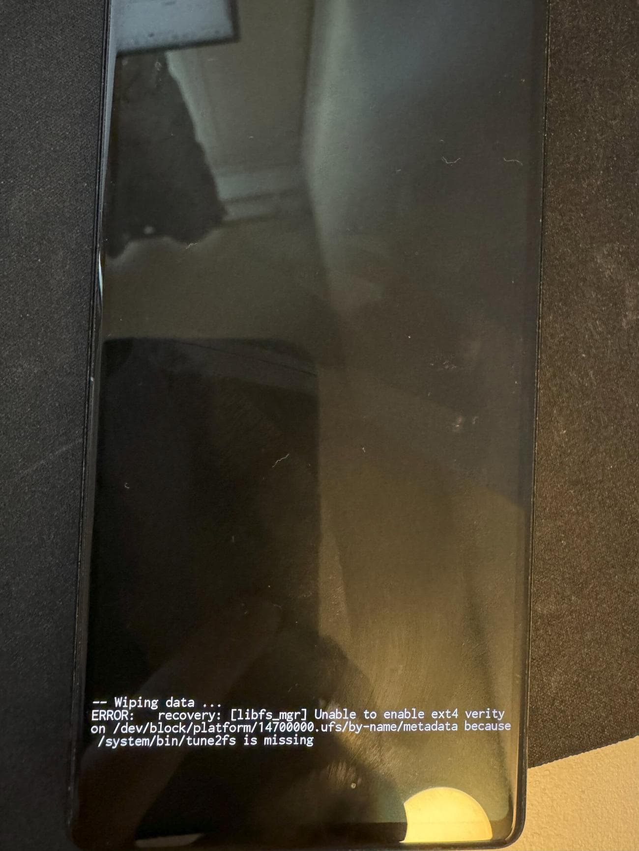 Εικόνα που δείχνει ένα πλινθωμένο Google Pixel 6 με ένα μήνυμα σφάλματος στην οθόνη.