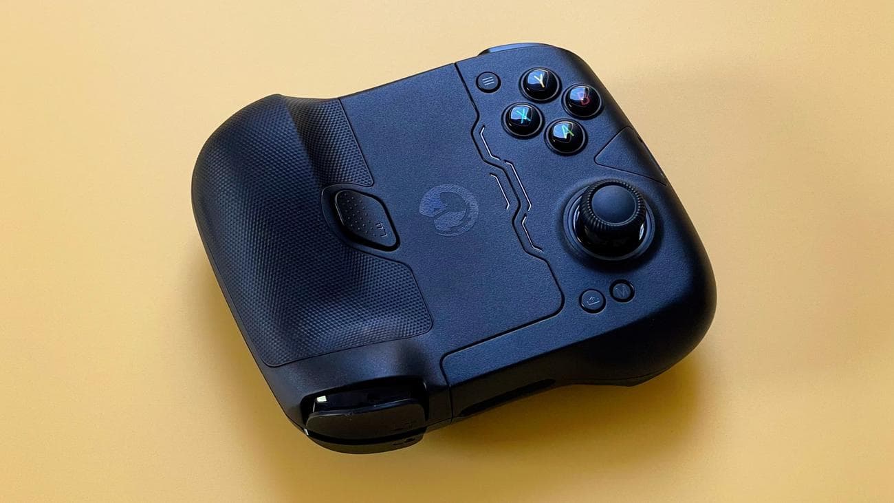 Το χειριστήριο παιχνιδιών GameSir X4 Aileron iOS σε κίτρινο φόντο.