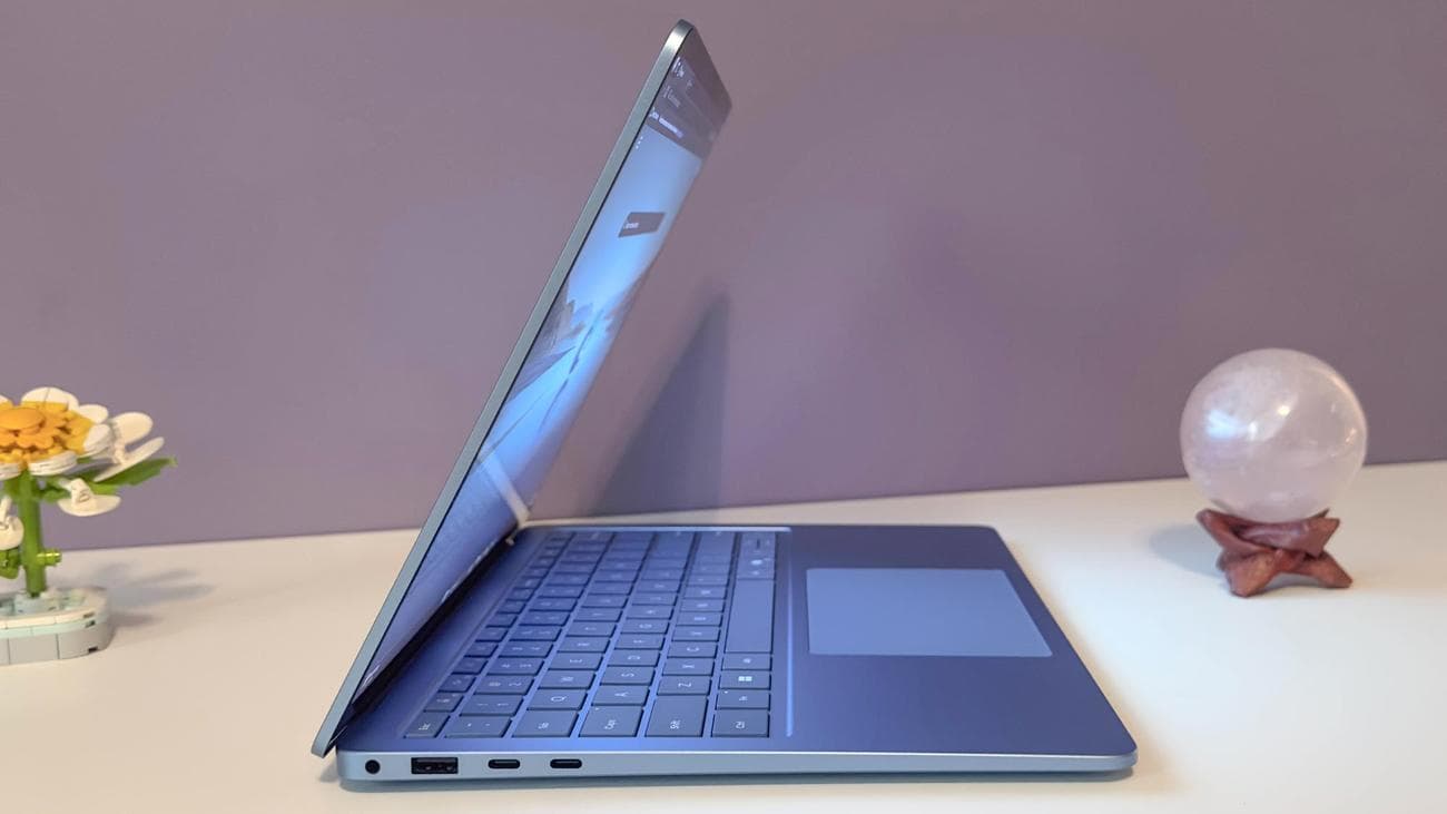 Επιφάνεια Laptop 7 από το πλάι