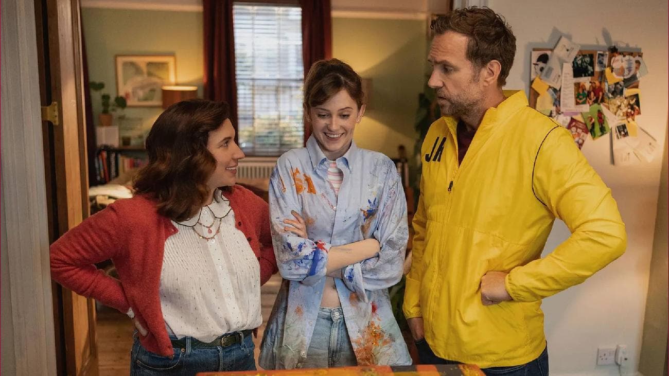 (LR) Esther Smith ως Nikki Newman, Scarlet Rayner ως Πριγκίπισσα και Rafe Spall ως Jason Ross στο 