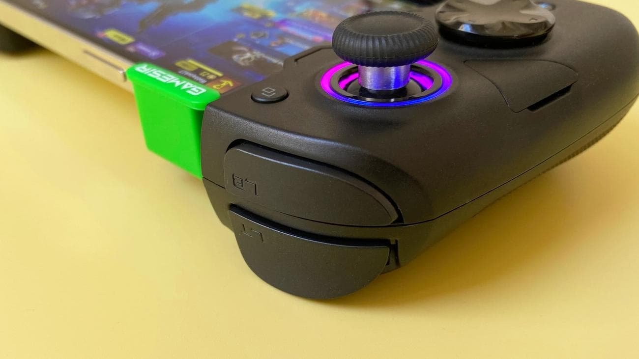 Το χειριστήριο παιχνιδιών GameSir X4 Aileron iOS σε κίτρινο φόντο.