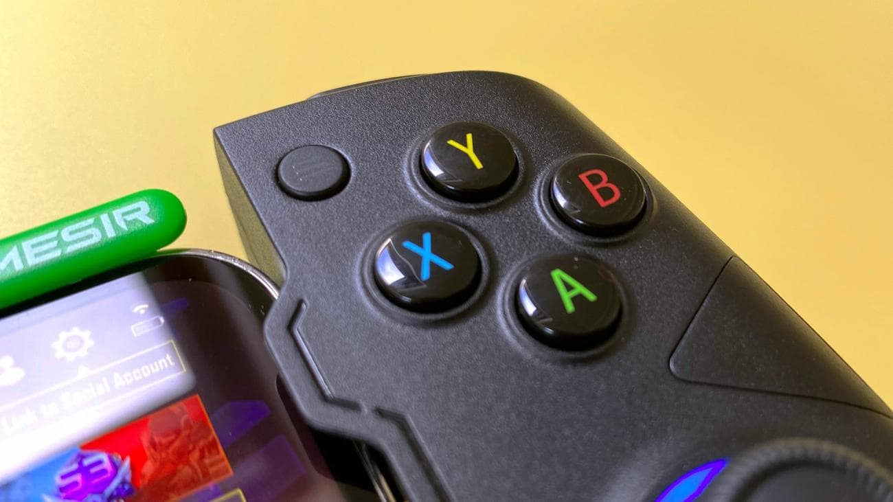 Το χειριστήριο παιχνιδιών GameSir X4 Aileron iOS σε κίτρινο φόντο.