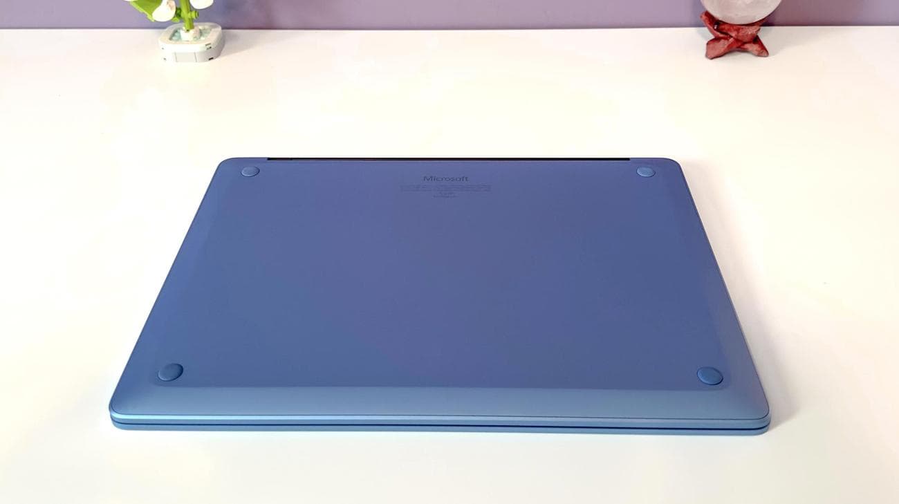 Surface Laptop 7 κάτω