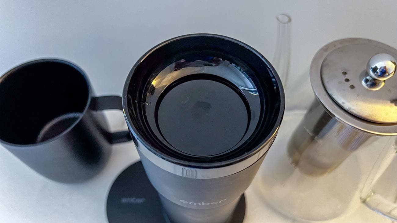 Το ανοιχτό επιστόμιο στο καπάκι της Ember Travel Mug 2+