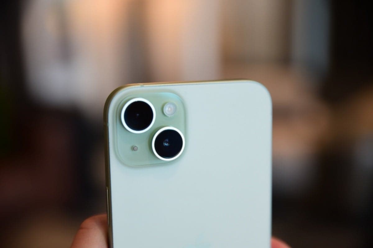 Το iPhone 15 Plus δεν έρχεται με κάμερα τηλεφακού, αλλά το iPhone 19 μπορεί.  |  Image Credit -- PhoneArena - Κορυφαίος αναλυτής της Apple προβλέπει σημαντικές αναβαθμίσεις κάμερας iPhone 16 Pro, 17 Pro Max, 18 Pro και iPhone 19