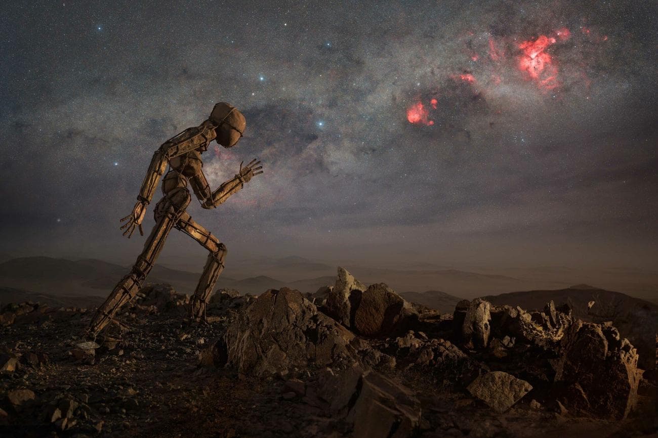 Ο βραχίονας Carina του Milky Way με ένα άγαλμα στο μπροστινό μέρος, φωτογραφημένο στην περιοχή Kunene, Ναμίμπια.