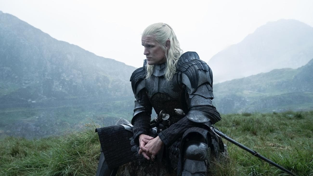 Ο Daemon Targaryen κάθεται σε ένα πράσινο χωράφι με πανοπλία.