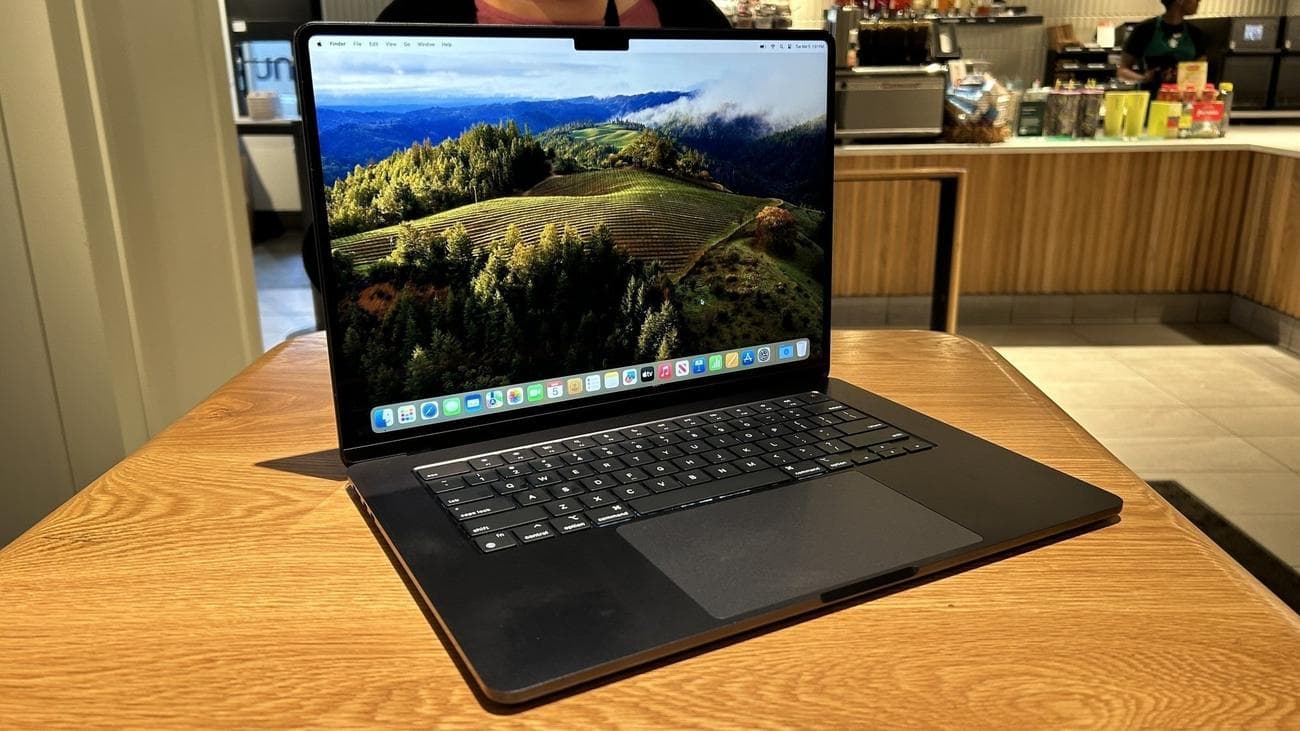 M3 MacBook Air σε ένα τραπέζι