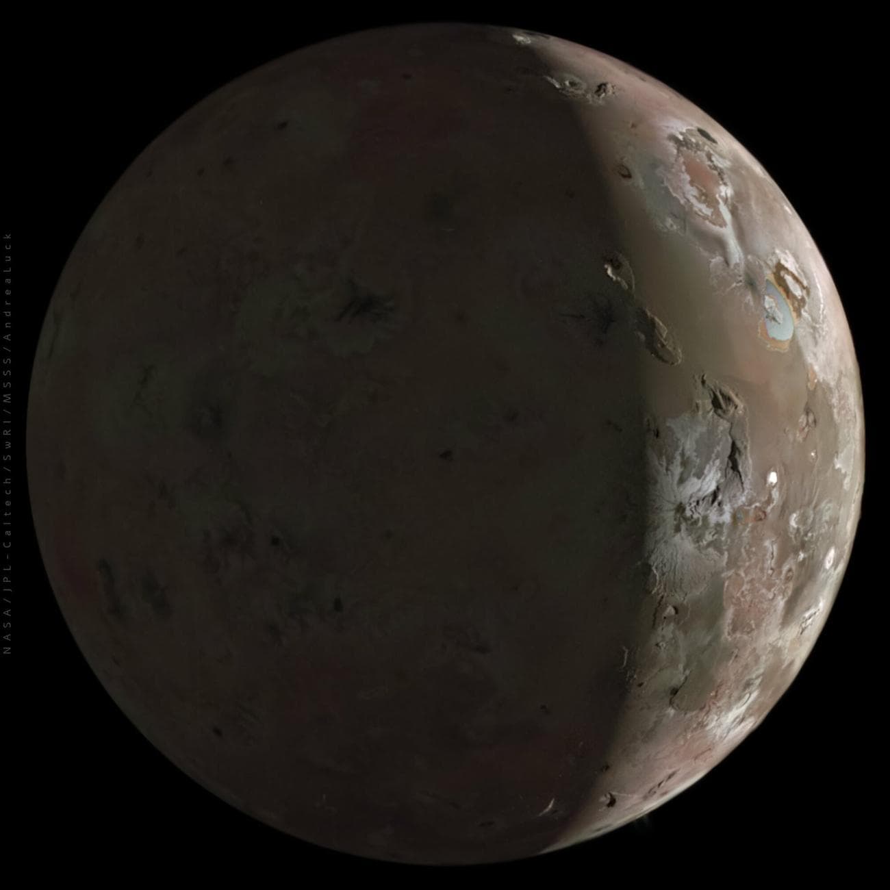 Ο Juno βλέπει πλήρως το φεγγάρι του Δία Io