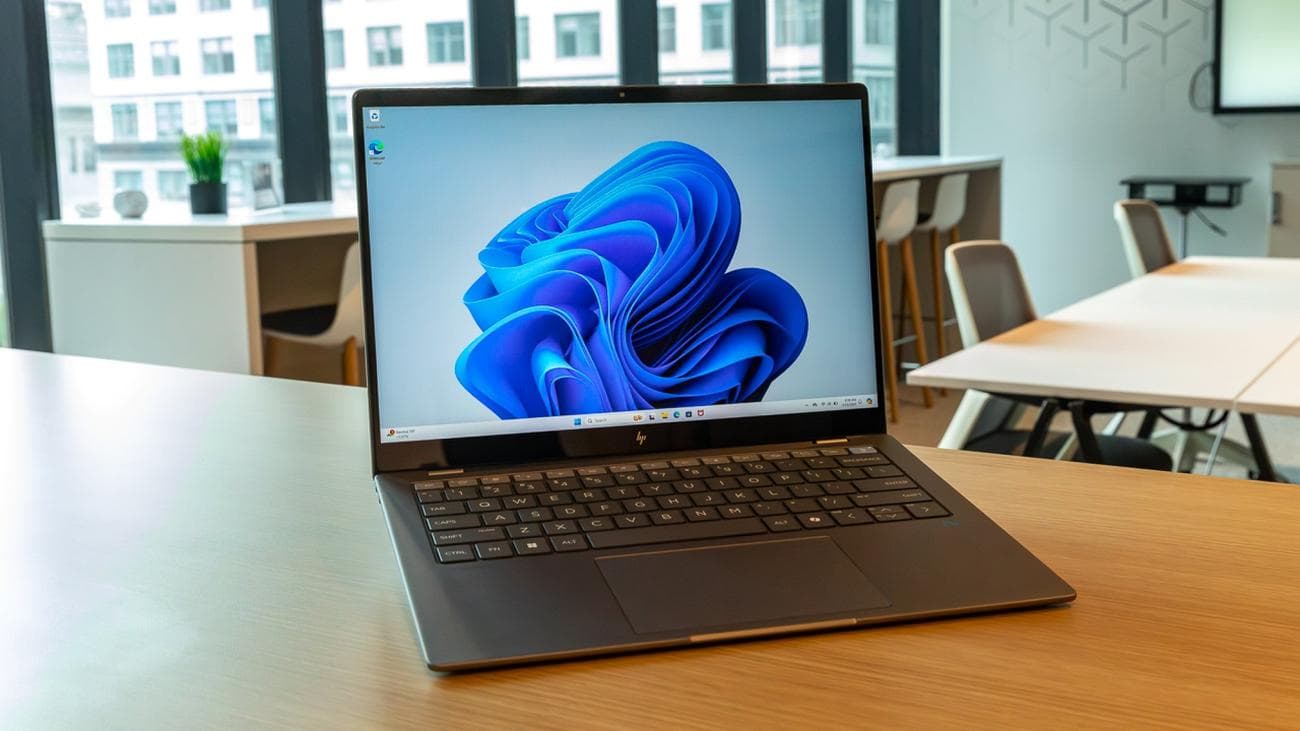 Το HP OmniBook X σε ένα τραπέζι