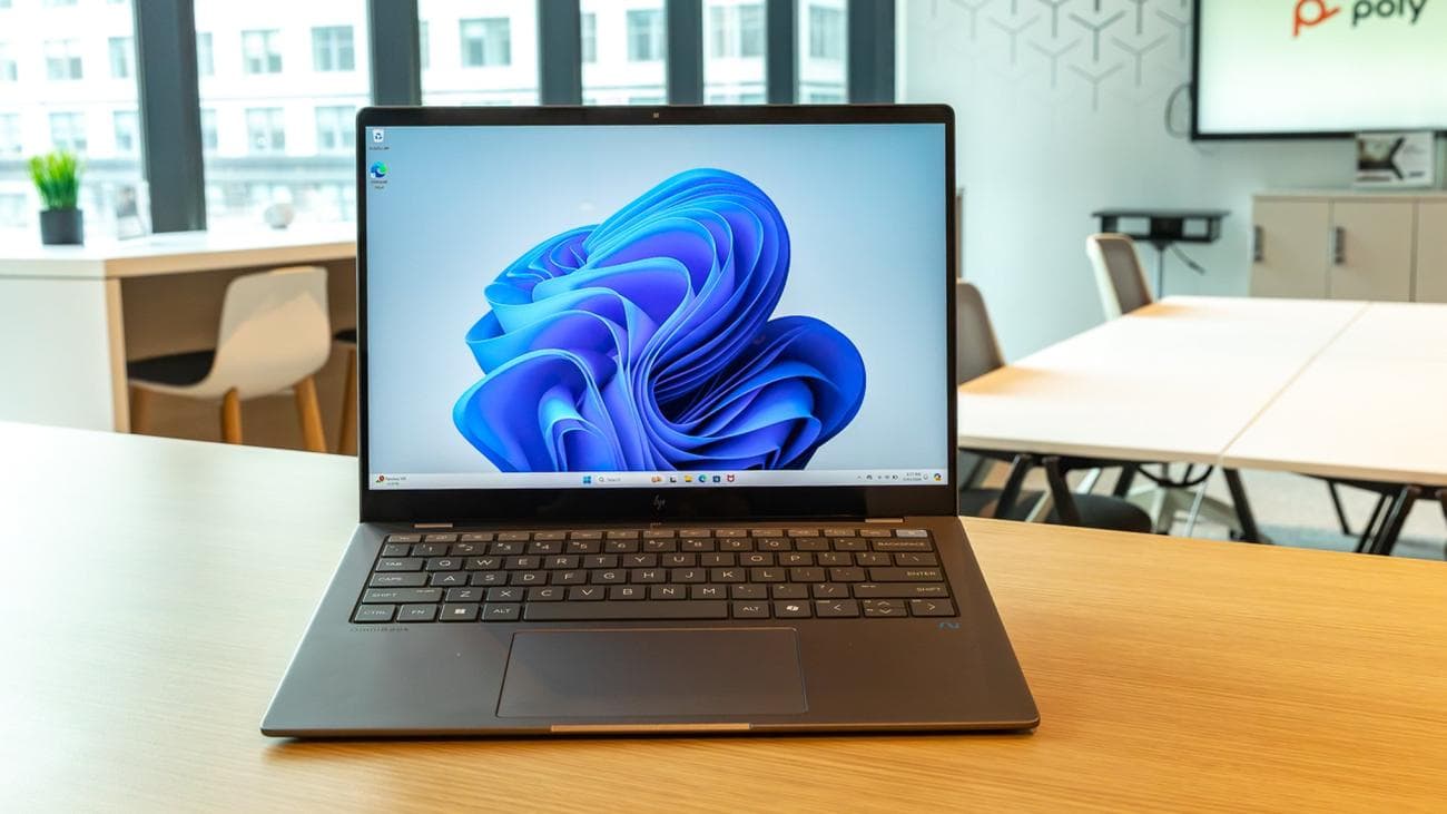 Το HP OmniBook X σε ένα τραπέζι