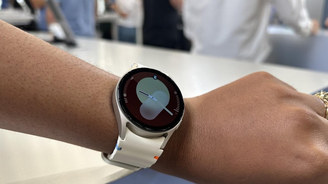 Το Samsung Galaxy Watch 7 φοριέται γύρω από τον καρπό