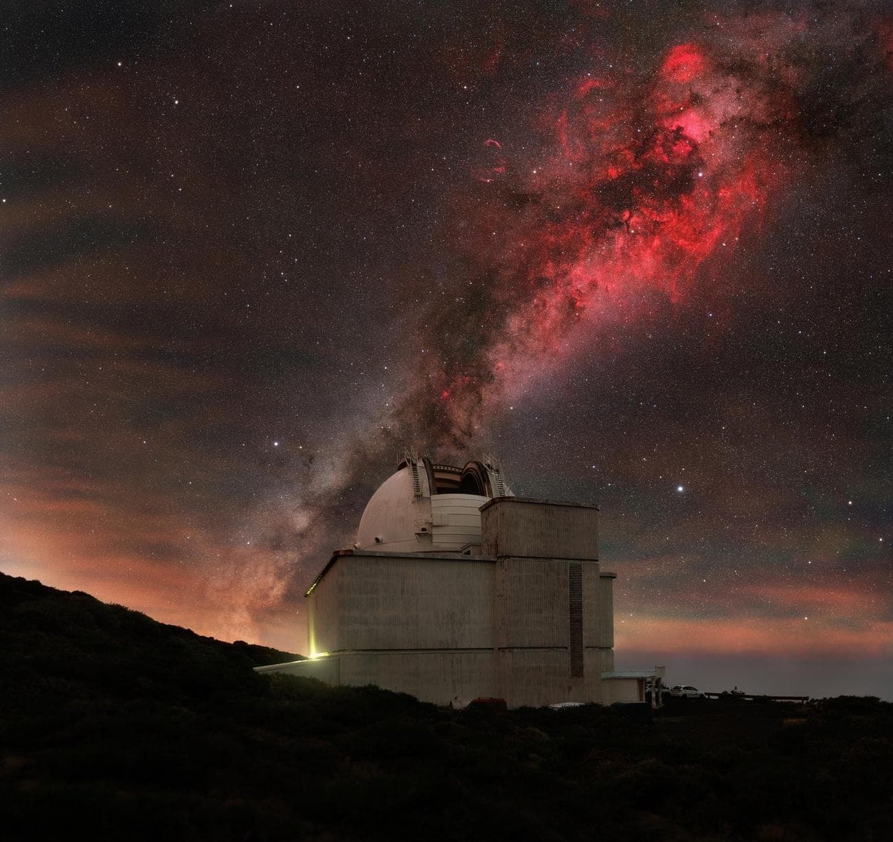 Το τηλεσκόπιο Isaac Newton στην άκρη της τηλεσκοπικής εγκατάστασης στη Λα Πάλμα.