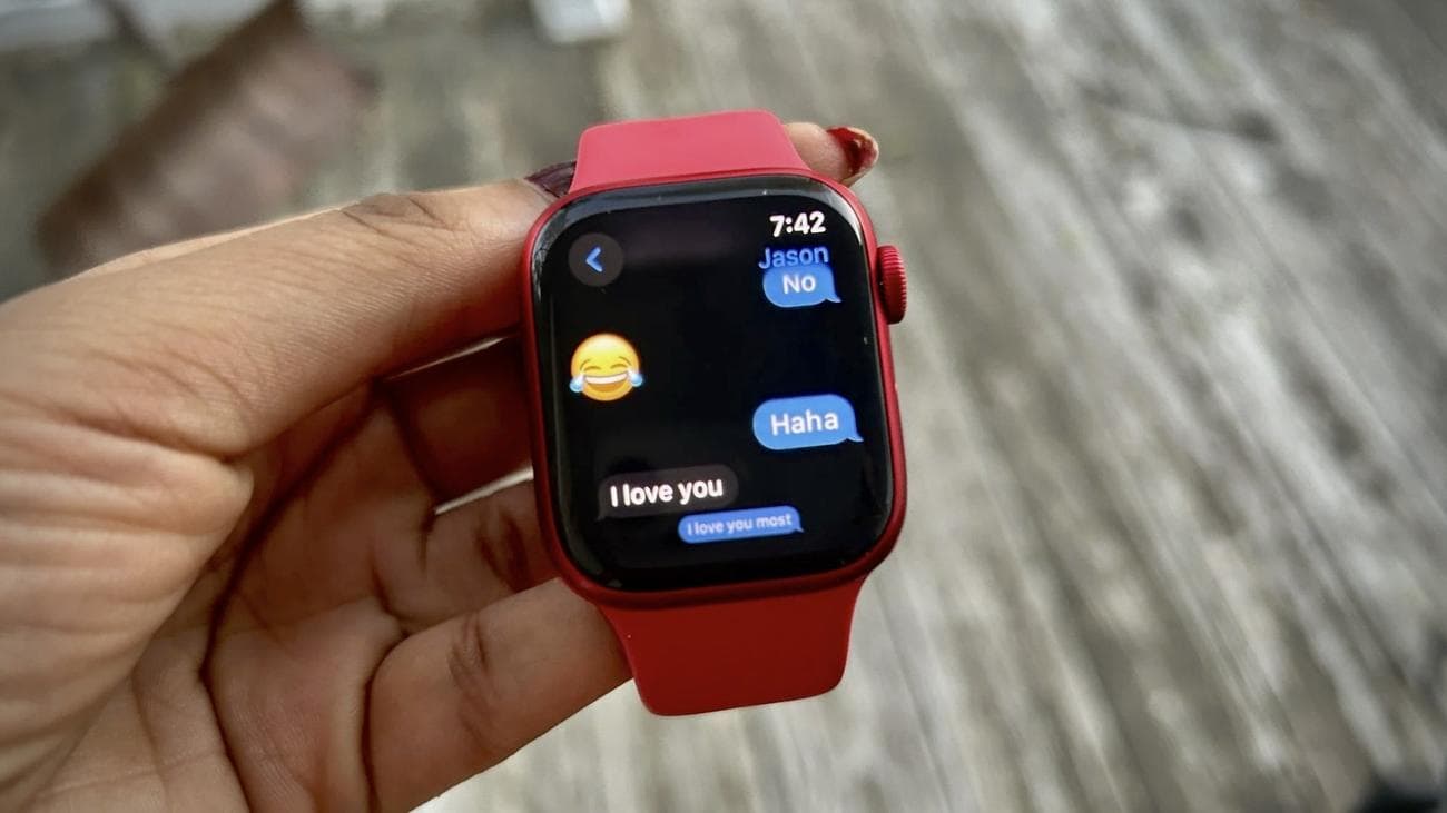 Γυναίκα που κρατά ένα Apple Watch Series 9