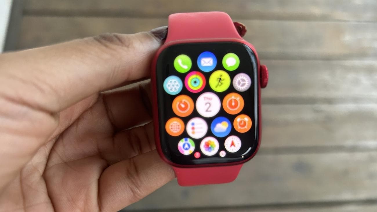 Γυναίκα που κρατά Apple Watch Series 9