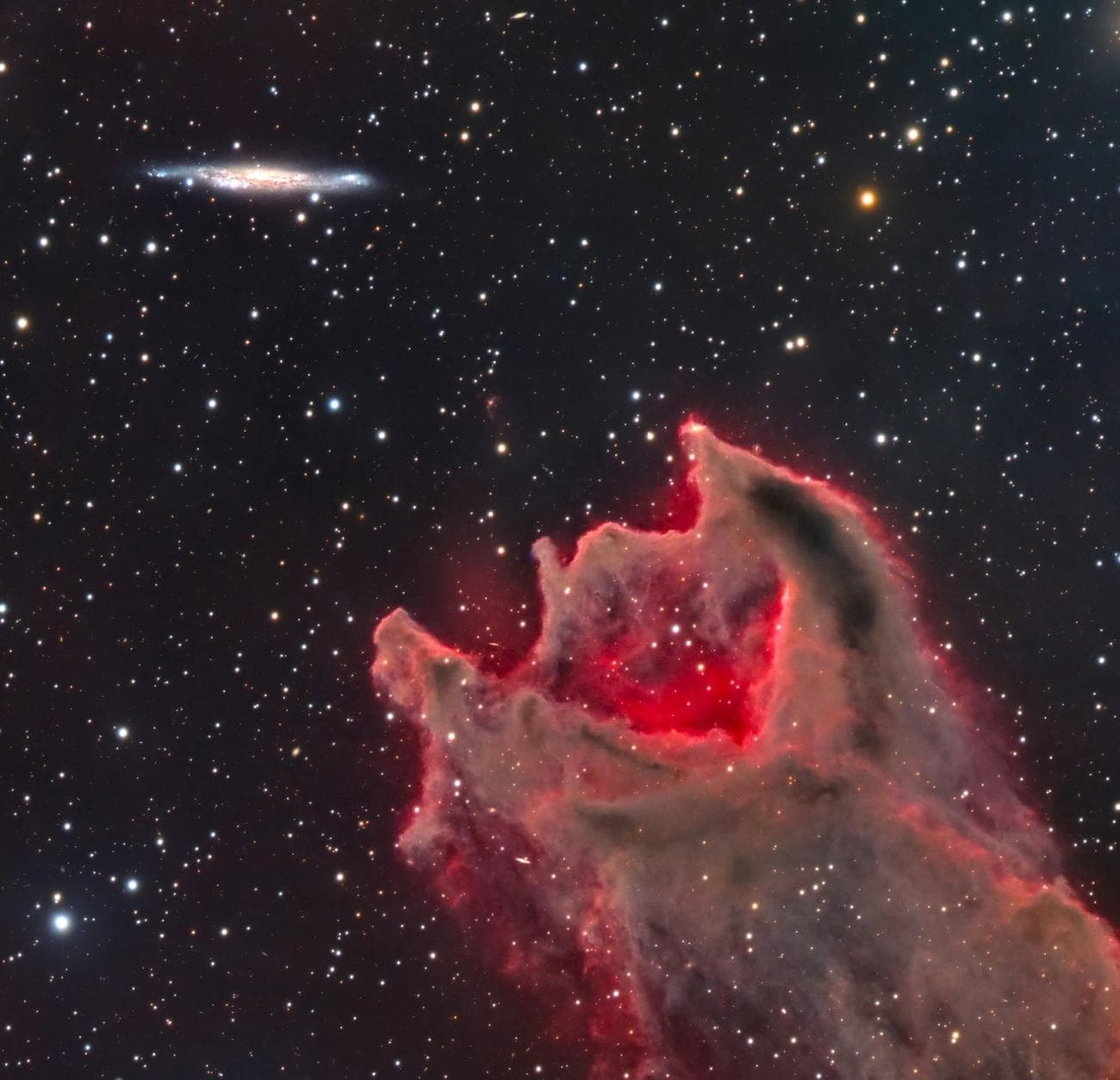 Το CG4 (Cometary Globule 4) είναι ένα σύμπλεγμα νεφελώματος και σκόνης με πολύ περίεργο σχήμα, που βρίσκεται στον νότιο αστερισμό του Puppis.
