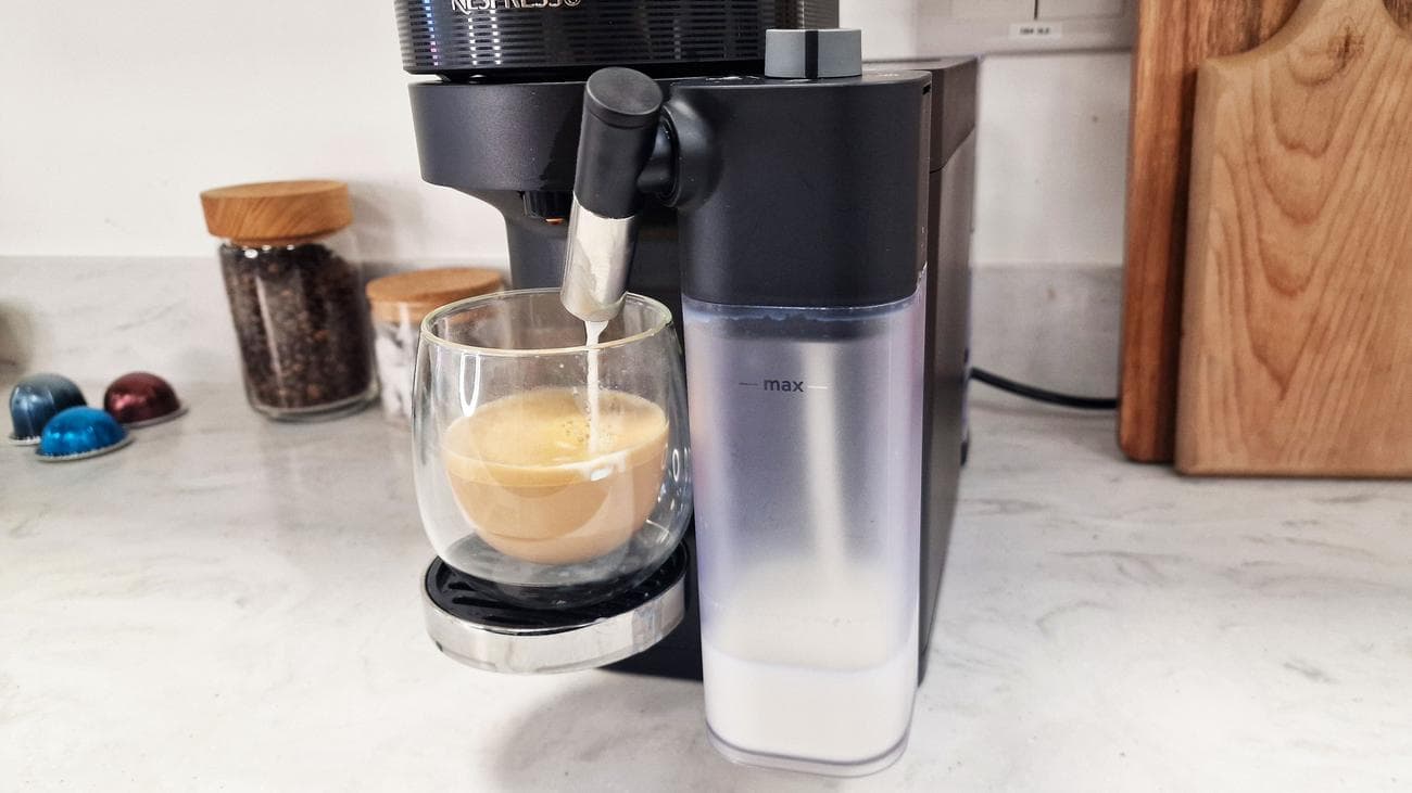Nespresso Vertuo Lattissima χύνοντας γάλα