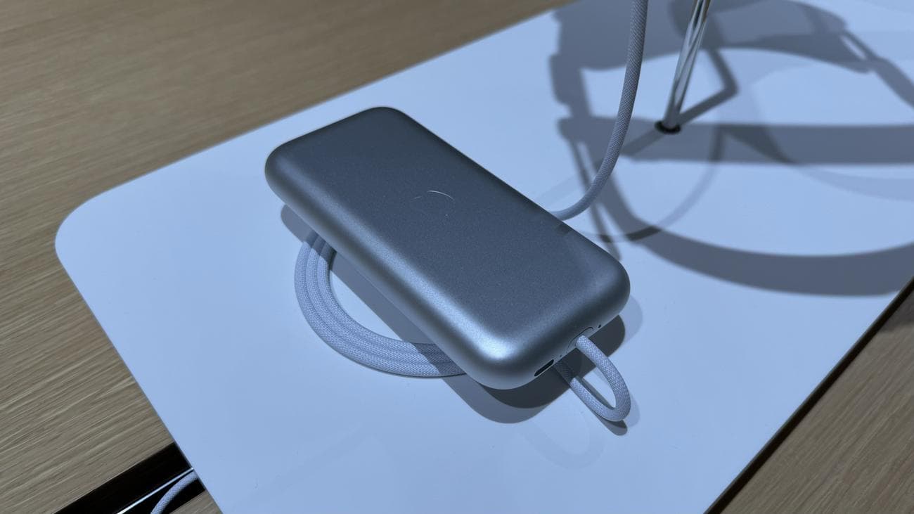 Ακουστικά Apple Vision Pro σε ξύλινο τραπέζι