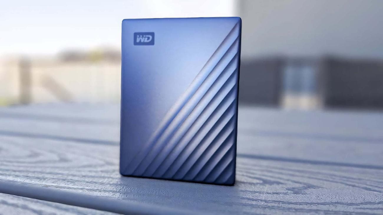 Η Western Digital My Passport Ultra στέκεται όρθια.