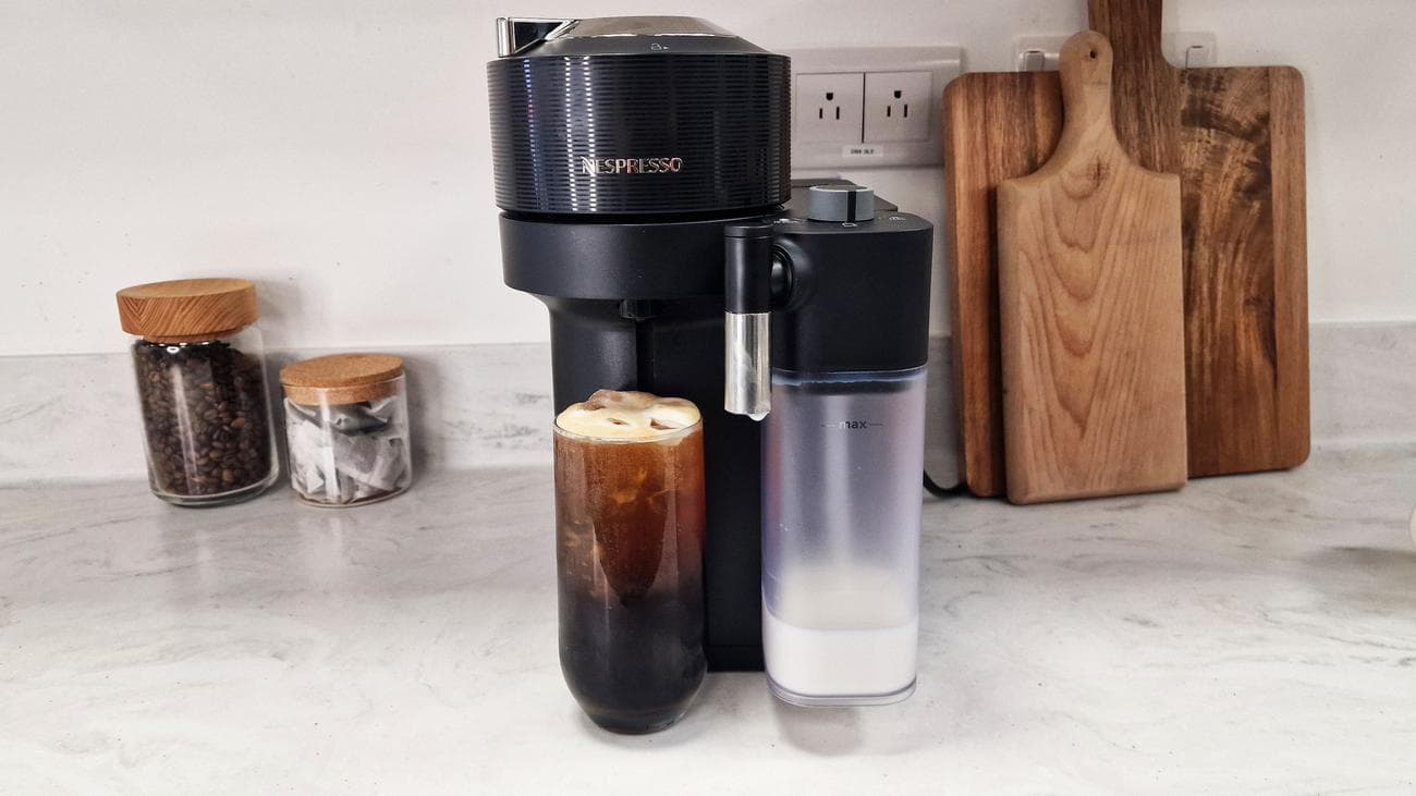Nespresso Vertuo Lattissima δίπλα σε έναν φρεσκοφτιαγμένο παγωμένο καφέ