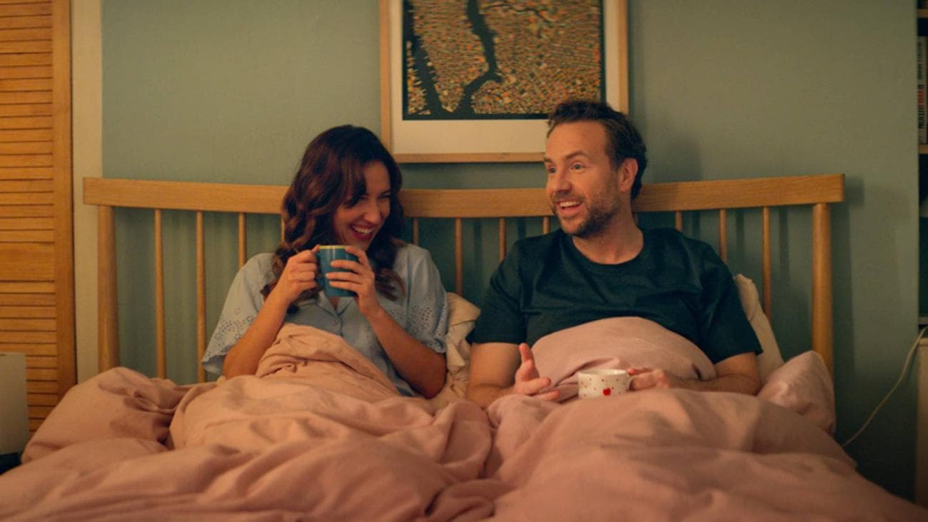 Η Esther Smith ως Nikki Newman και ο Rafe Spall ως Jason Ross στο Trying on Apple TV Plus