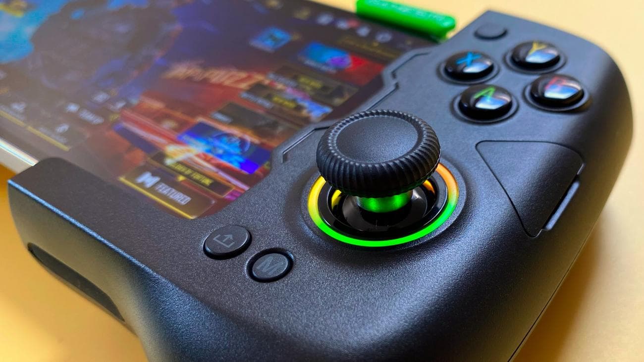 Το χειριστήριο παιχνιδιών GameSir X4 Aileron iOS σε κίτρινο φόντο.