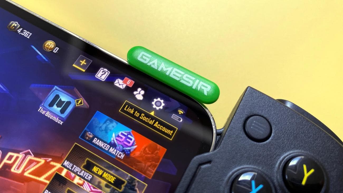 Το χειριστήριο παιχνιδιών GameSir X4 Aileron iOS σε κίτρινο φόντο.