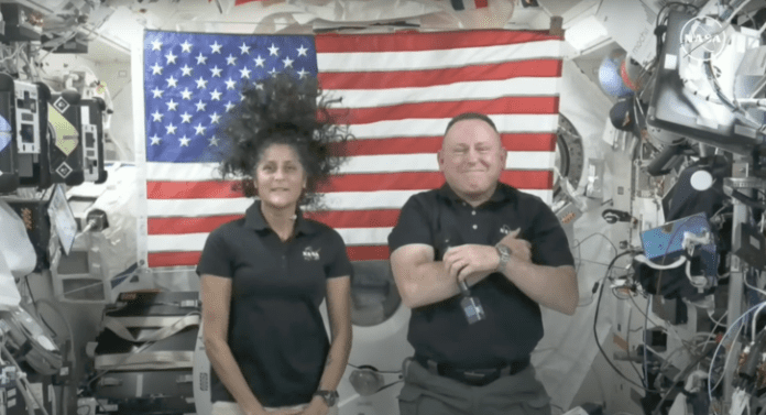 Οι αστροναύτες της NASA χύνουν τα φασόλια στο διαστημόπλοιο της Boeing που δεν είναι κολλημένο στο διάστημα

