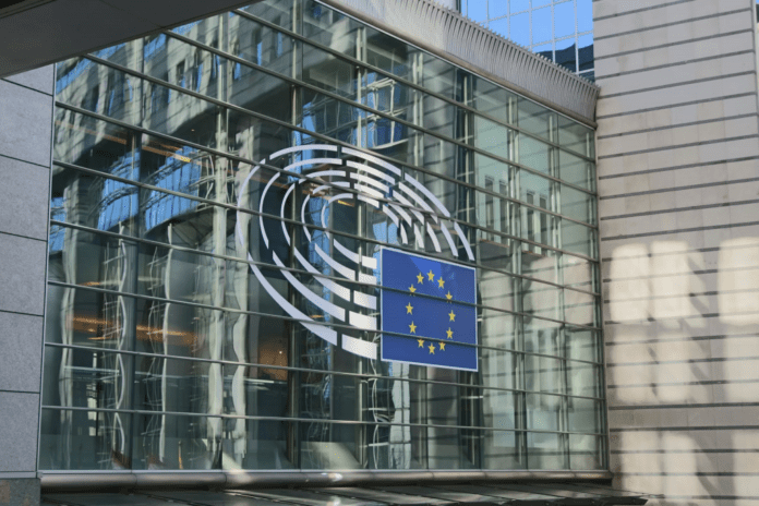 Η Ευρωπαϊκή Επιτροπή επικρίνει την Apple που φέρνει τις λειτουργίες AI στην ΕΕ