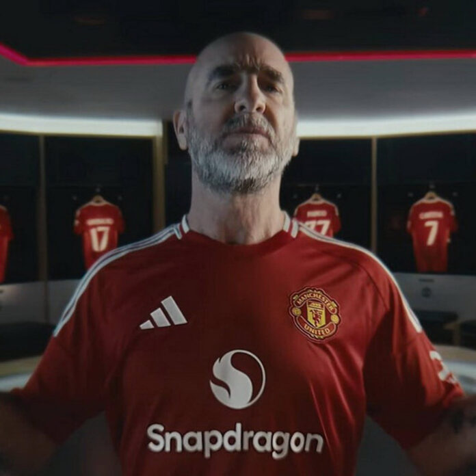Ο θρύλος Eric Cantona προωθεί τις φανέλες Snapdragon 2024/25 για τη Μάντσεστερ Γιουνάιτεντ