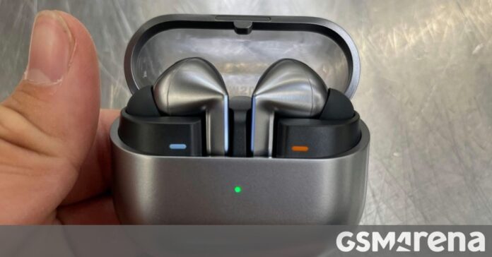 Το Samsung Galaxy Buds3 Pro ποζάρει στην κάμερα ενόψει του ντεμπούτου της επόμενης εβδομάδας
