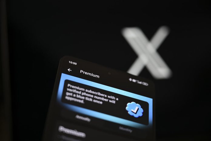 Το X βρίσκεται σε ζεστό νερό στην ΕΕ πάνω από μπλε σημάδια επιλογής και διαφημίσεις
